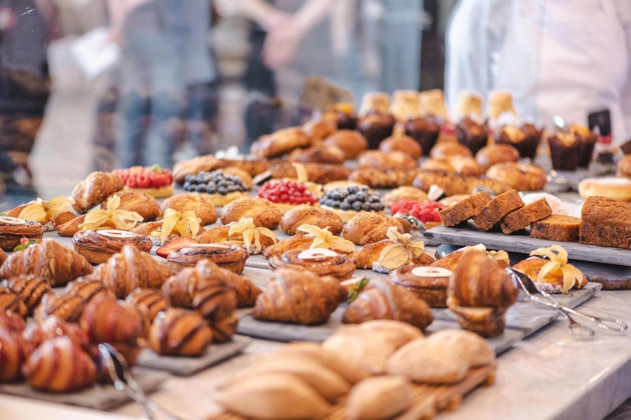 Al Messila, A Luxury Collection Resort & Spa, Doha Exterior foto A selection of pastries