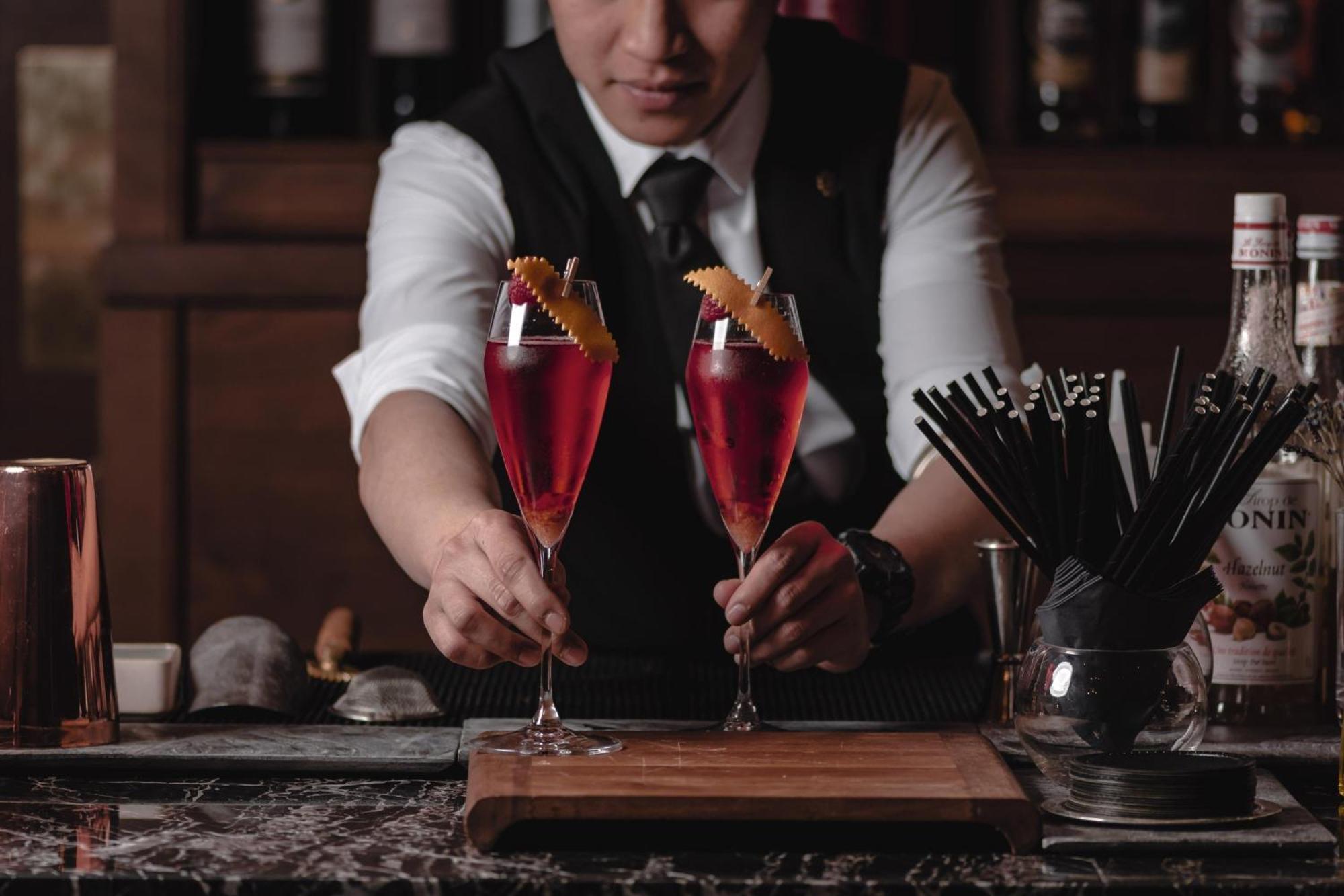 Al Messila, A Luxury Collection Resort & Spa, Doha Exterior foto A bartender serving cocktails